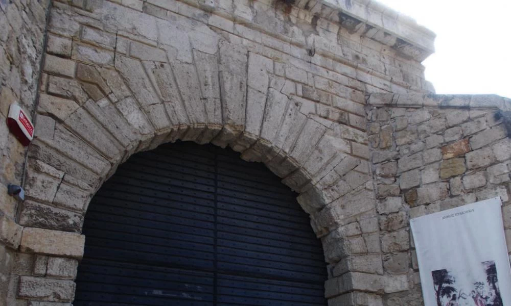 Ηράκλειο: Γυναίκα έπεσε από τα ενετικά τείχη